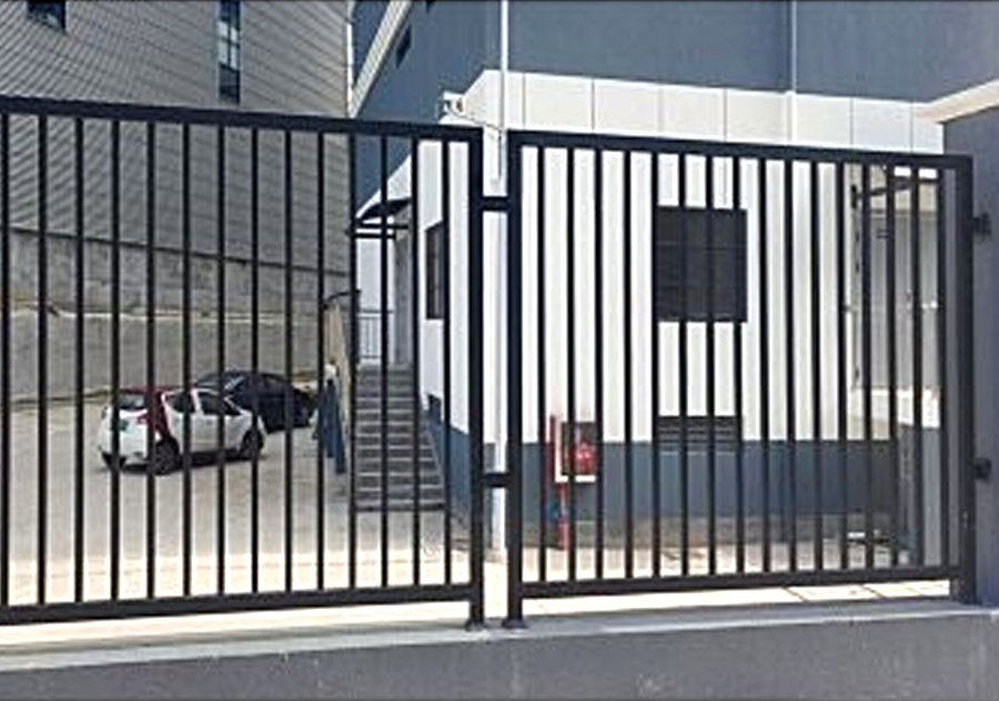 Black Powder Coated Welding Tubular Design Garden Fence 